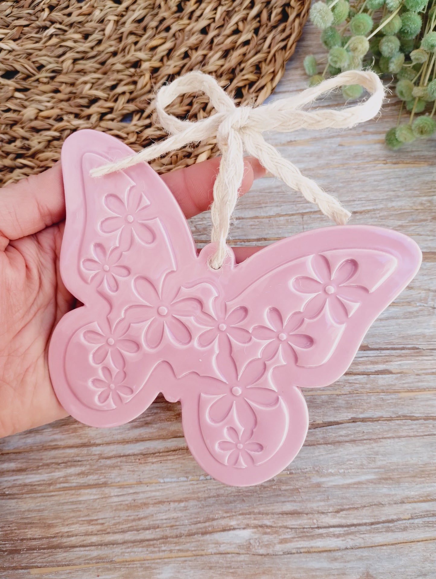 Farfalla rosa con trama a fiori