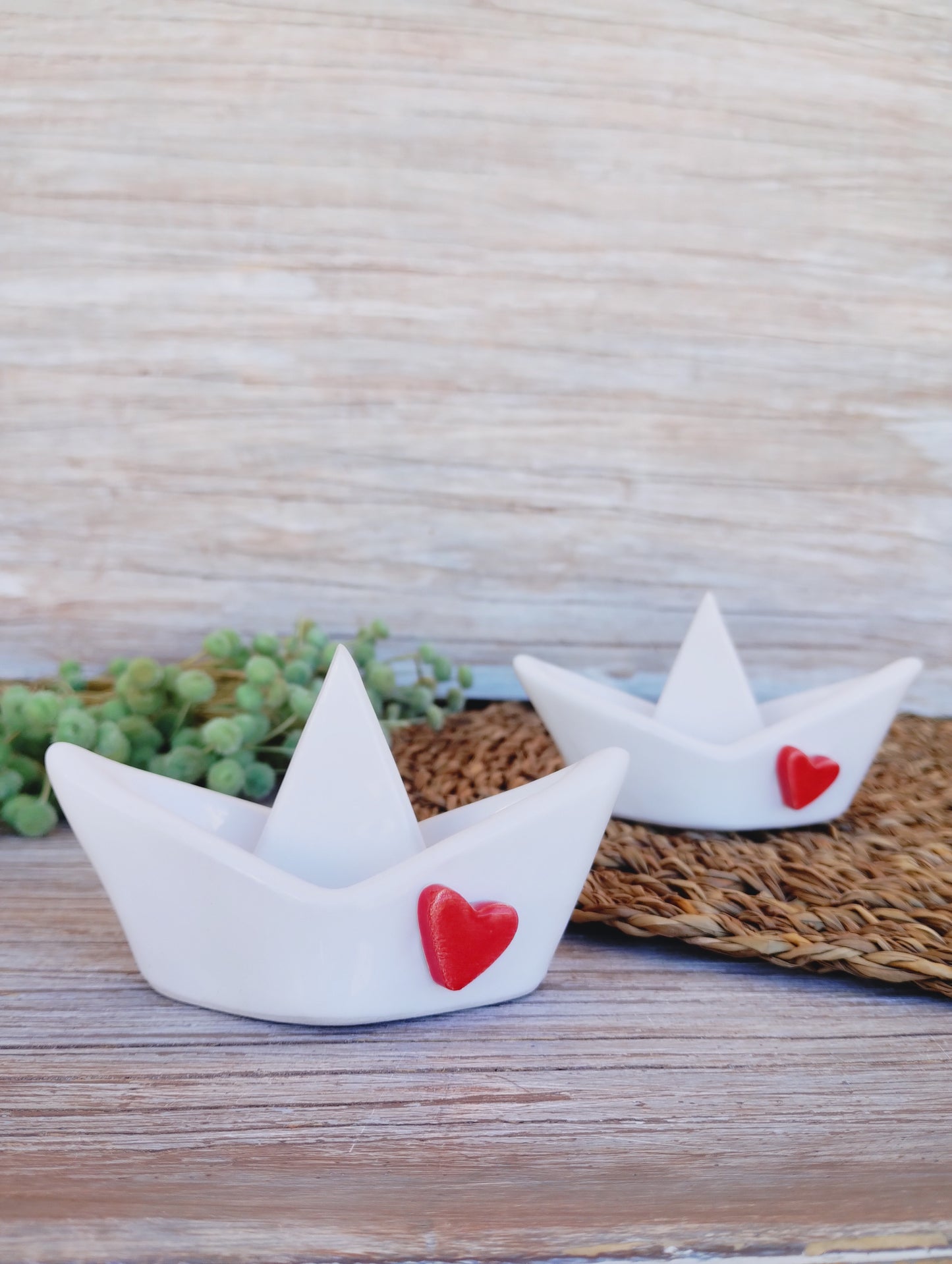 Barchetta in ceramica piccola, con cuore in rilievo