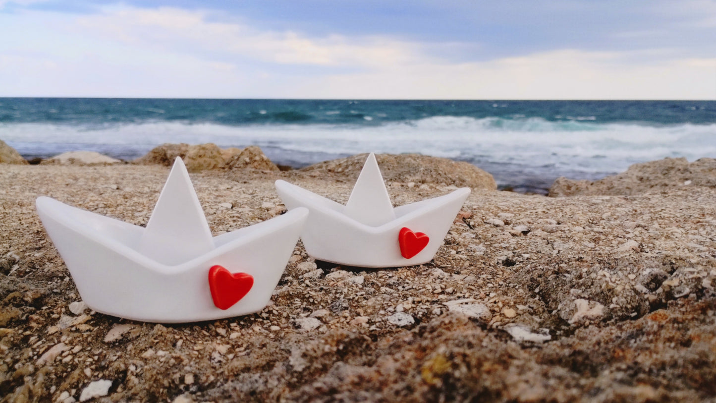 Barchetta in ceramica piccola, con cuore in rilievo