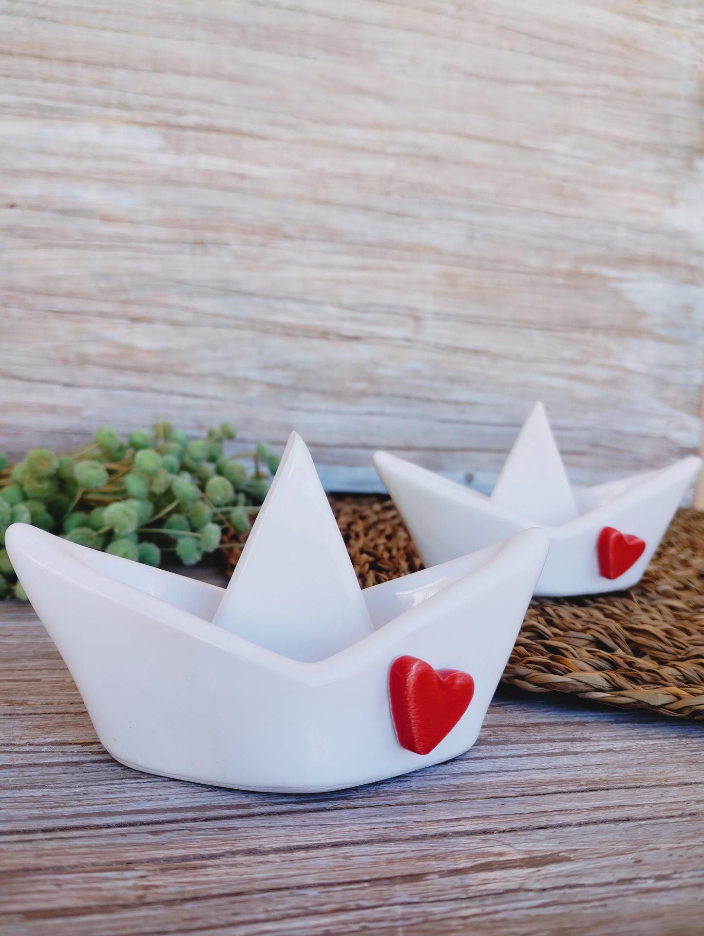 Barchetta in ceramica piccola, con cuore in rilievo