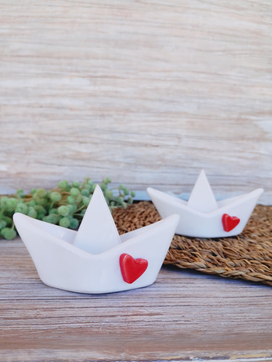 Barchetta in ceramica piccola, con cuore in rilievo